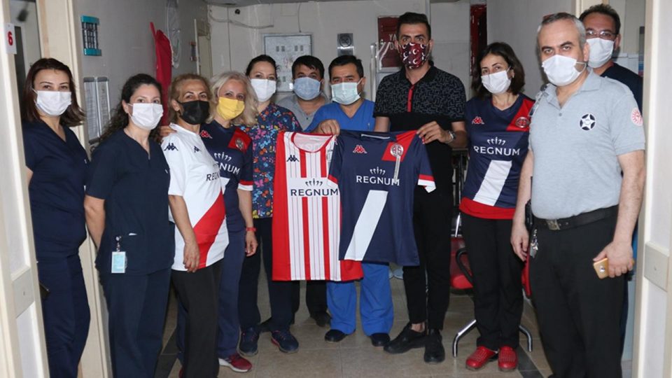 Antalyaspor’dan polis ve sağlık çalışanlarına forma hediyesi
