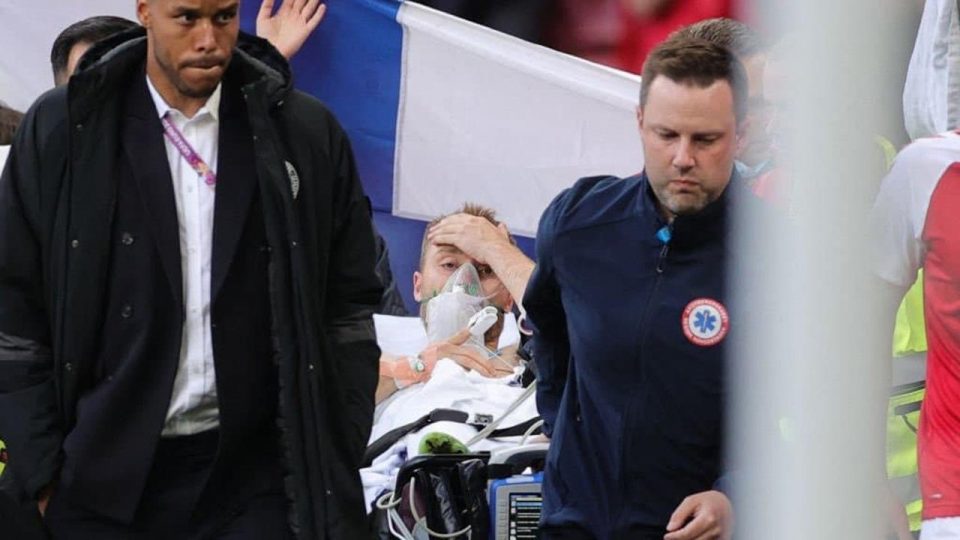EURO 2020’de korkutan anlar: Eriksen maç sırasında fenalaştı